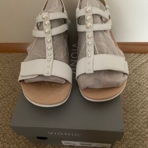 Vionic Mikah White Leather Pearl Accent Sandals sz 6.5